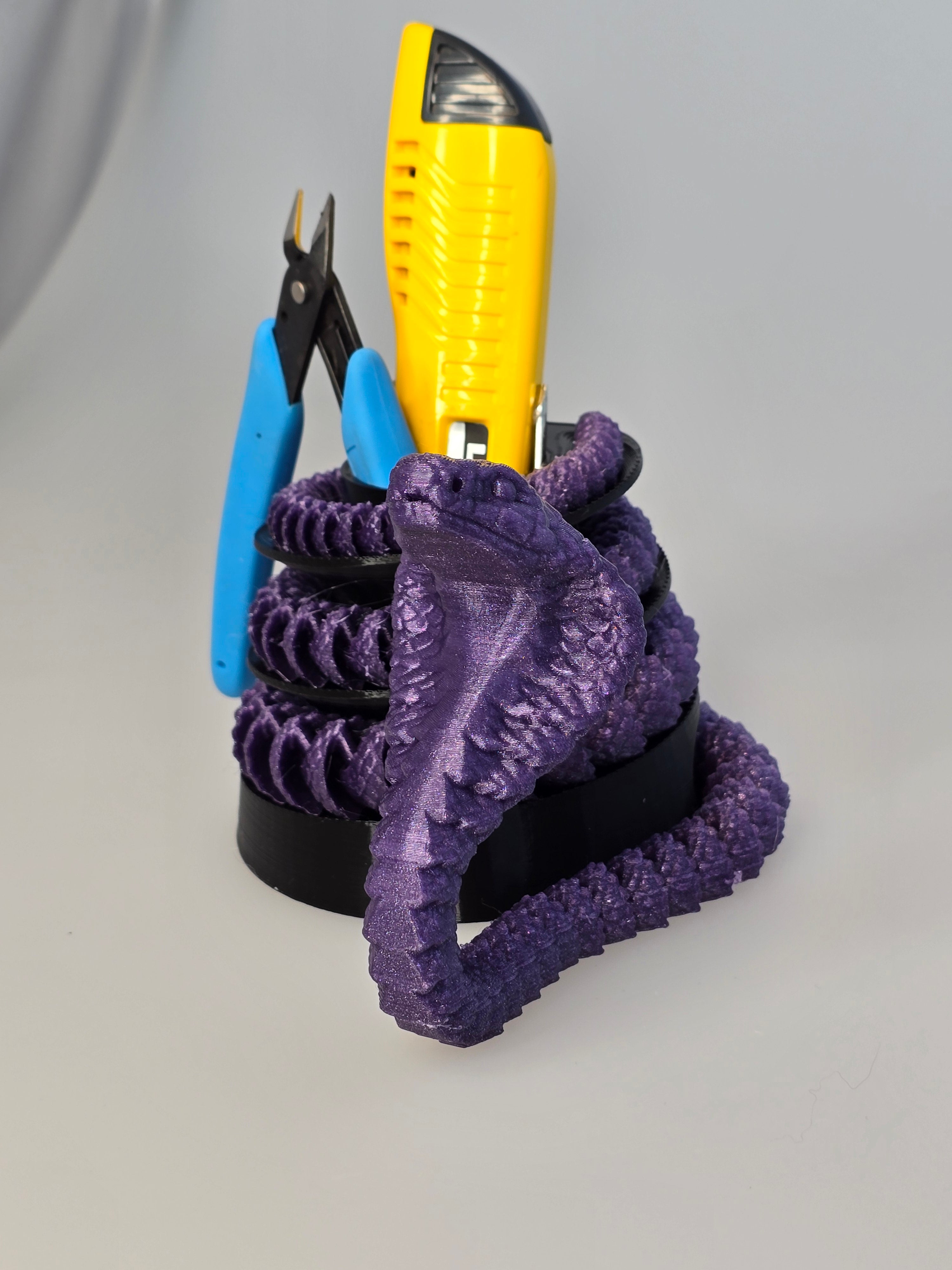 Blyant/pen holder med fidget/leddet slange