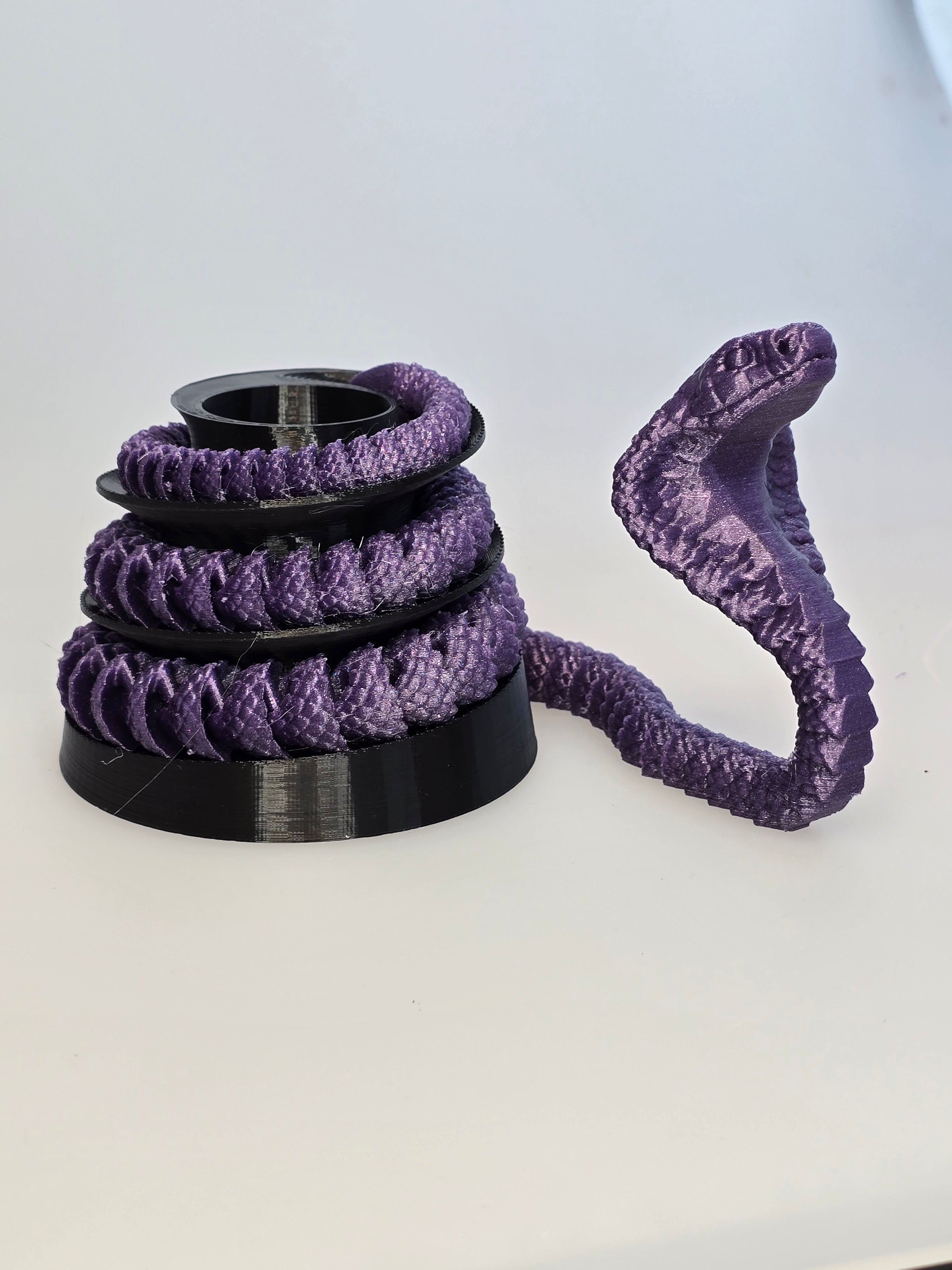 Blyant/pen holder med fidget/leddet slange