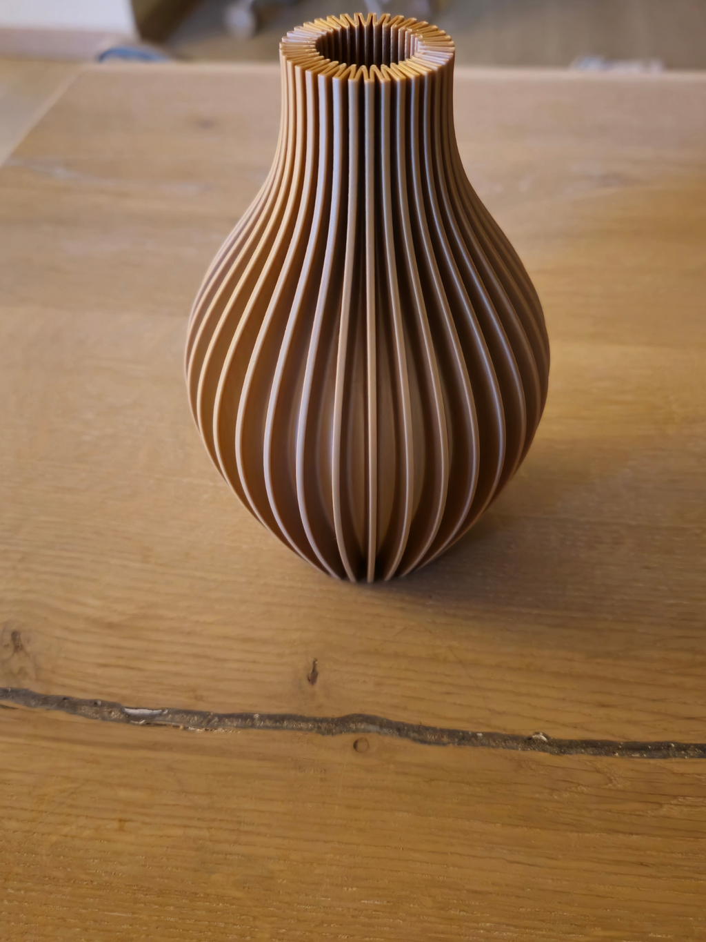 STRIPE Pære Vase – Moderne Dekorvase med Unikt Design