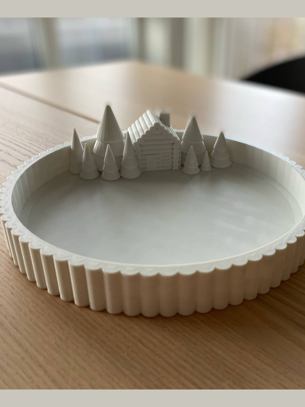 Julefat med hytte og grantrær